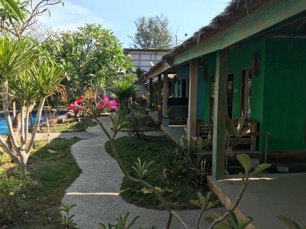 Maha Putri Bungalows Gili Trawangan Exterior foto