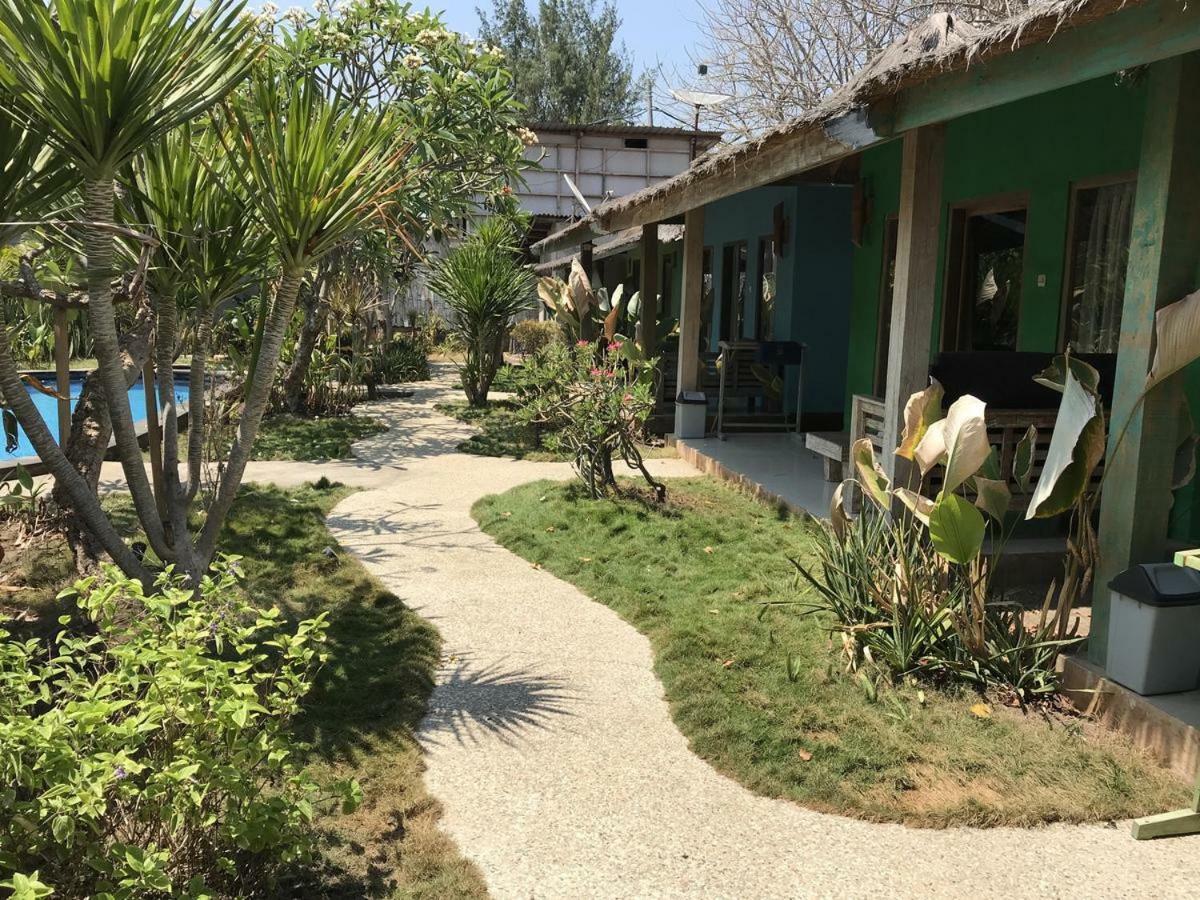 Maha Putri Bungalows Gili Trawangan Exterior foto